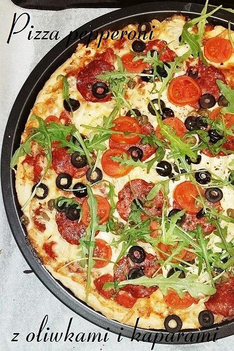 Pizza pepperoni z rukolą parmezanem i kaparami