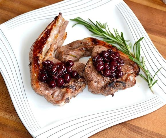 Jagnięcina z miętową galaretką i czarną porzeczką