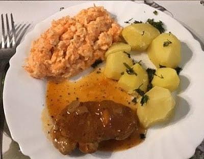 Duszony schab w sosie własnym z ziemniakami i surówką z marchewki i jabłka