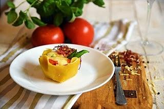 Babeczki lasagne z sosem beszamelowym i bolońskim