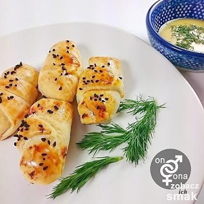 Rogaliki z ciasta francuskiego z pstrągiem i burakami