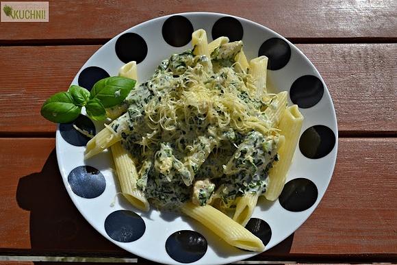 Makaron w sosie serowo-szpinakowym