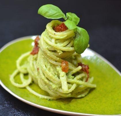 Makaron z pesto z awokado i bazylii