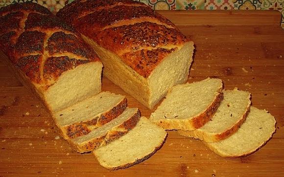 Chleb ziemniaczany domowy, pulchny z chrupiącą skórką