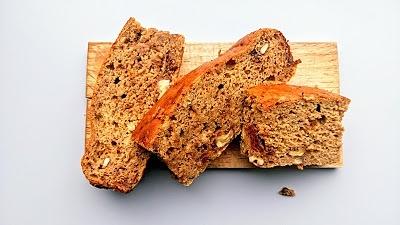 Orzechowe ciasto bananowe słodzone daktylami