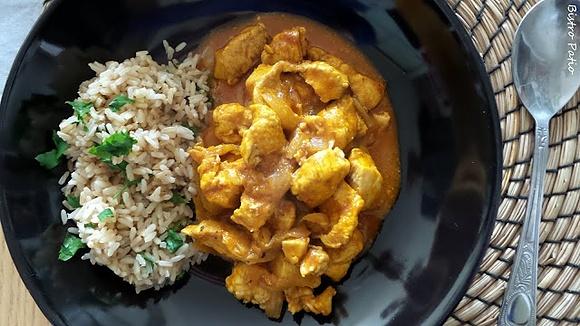Kurczak curry z mleczkiem kokosowym i cebulą