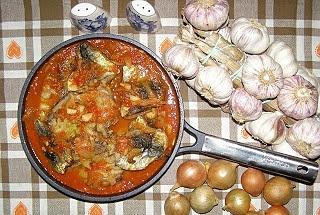 Smażone śledzie w sosie czosnkowo-cebulowo-pomidorowym