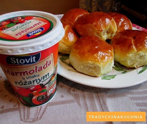 Domowe drożdżówki z różą