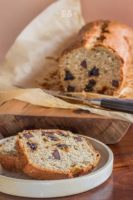 Chlebek bananowy z suszonymi wiśniami i czekoladą