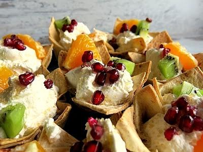 Kubeczki z tortilli z bitą śmietaną i owocami