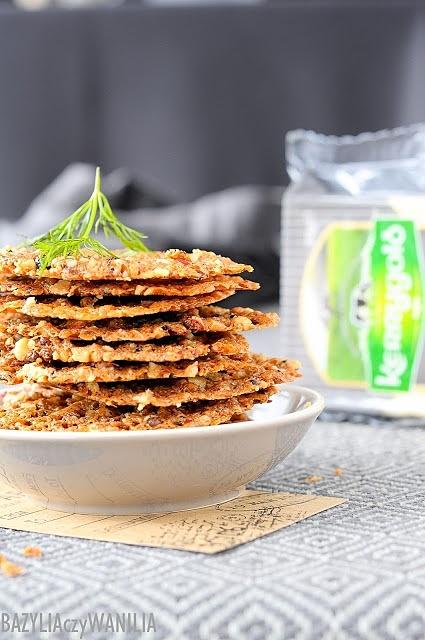 Chipsy z sera cheddar z kolorowym pieprzem i orzechami