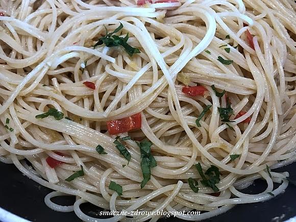 Spaghetti aglio e olio szybkie danie z czosnkiem i chili