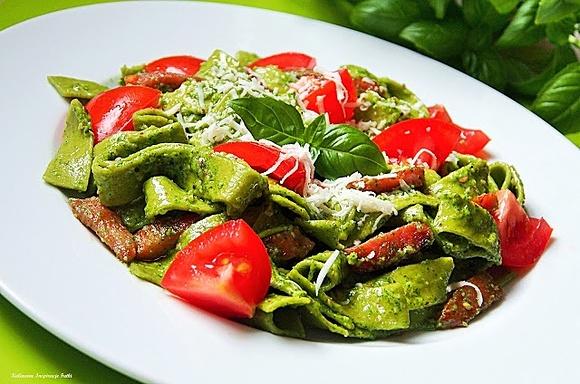 Tagliatelle z pesto szynką i pomidorami