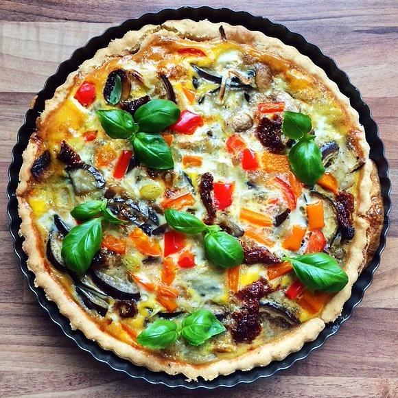 Tarta na słono z porem bakłażanem papryką i pieczarkami