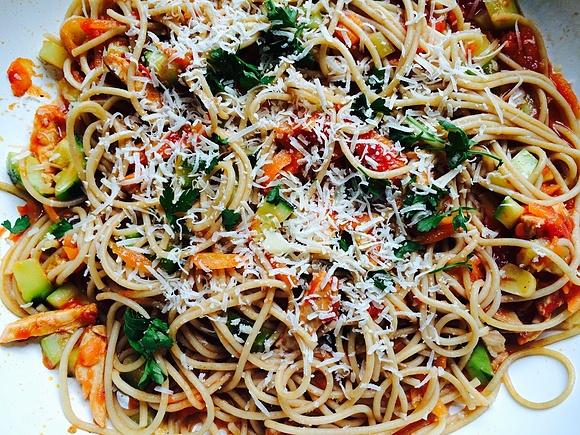 Makaron spaghetti z cukinią, marchewką i kurczakiem