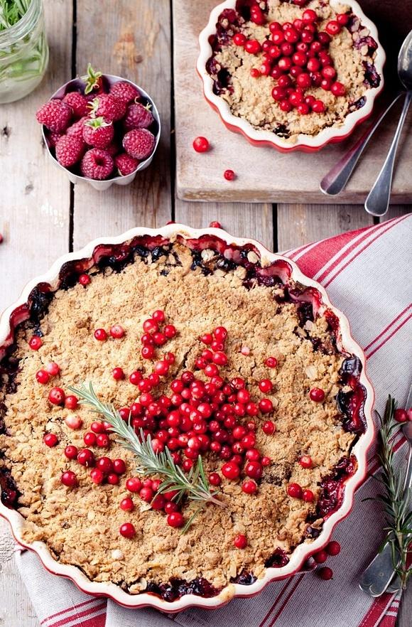 Crumble z żurawiną i rozmarynem