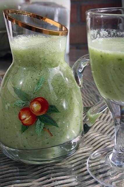 Zielony koktajl z bananem ogórkiem i imbirem