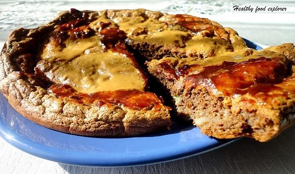 Omlet kakaowy z masłem orzechowym i dżemem wiśniowym