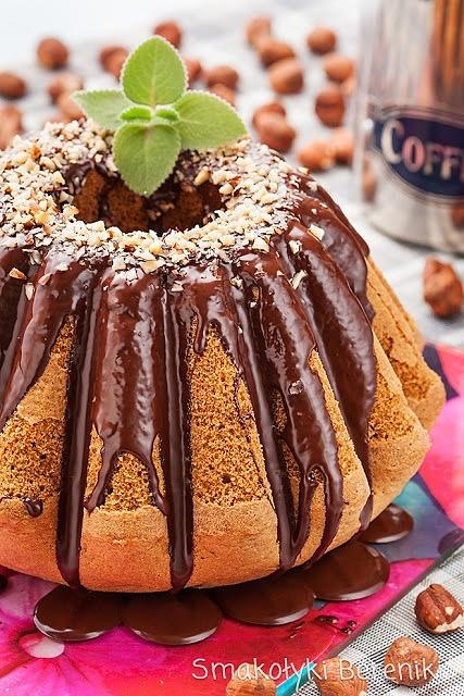 Babka kawowa wielkanocna z czekoladą i orzechami laskowymi