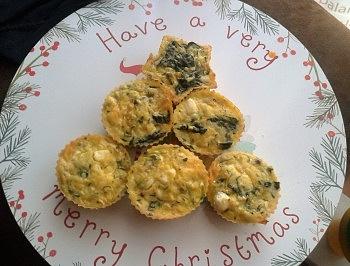 Jajeczne muffiny z cukinią, szpinakiem i fetą