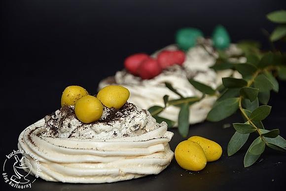 Bezowe gniazda z kremem Oreo