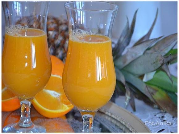 Egzotyczny sok z ananasa, mango i słodkiej pomarańczy