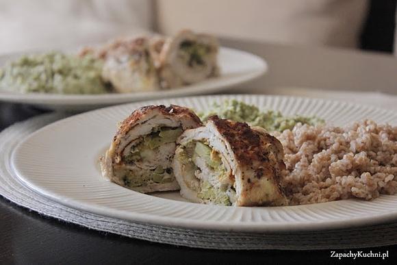 Roladki z brokułem i mozzarellą na purée brokułowym