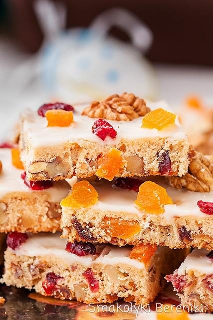 Mazurek bakaliowy ze suszonymi owocami i orzechami