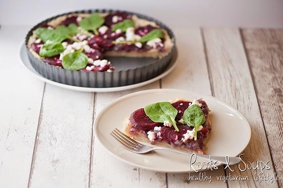 Tarta z karmelizowaną czerwoną cebulą, burakami i serem feta