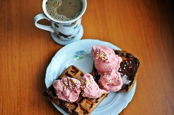 Gofry pełnoziarniste z wegańską nutellą i truskawkowym nana ice cream