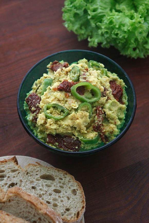 Pasta bezjajeczna z awokado i ciecierzycą na świąteczne śniadanie