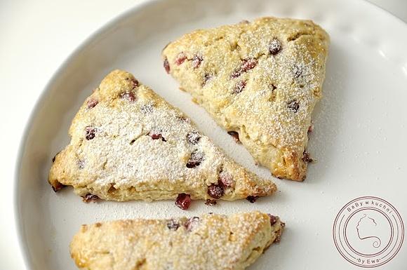 Migdałowe scones z białą czekoladą i granatem