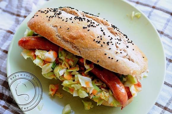 Zdrowe hot dogi z młodą kapustą