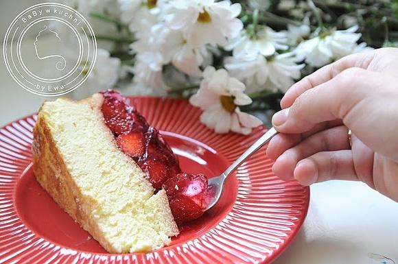Sernik kokosowy z truskawkami