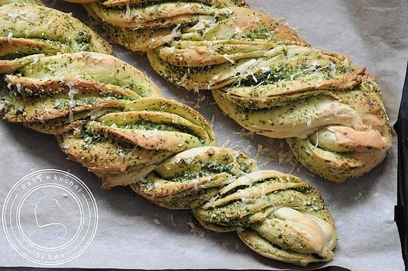 Chleb pleciony z pesto