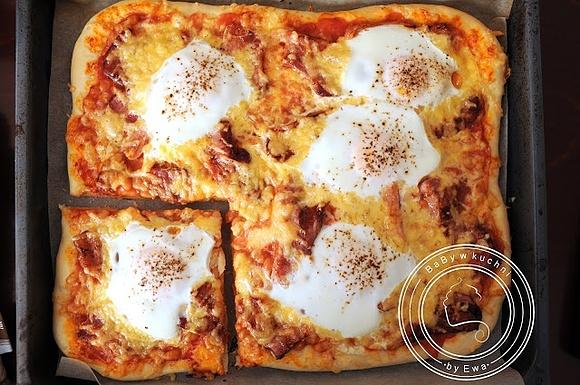 Pizza angielskie śniadanie z jajkami i boczkiem