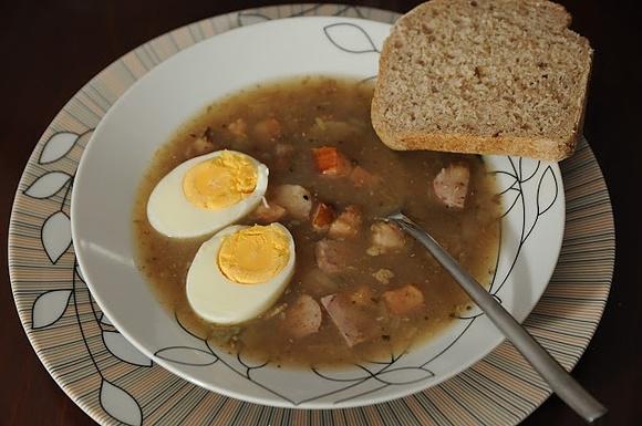 Żurek na zakwasie i wywarze grzybowym
