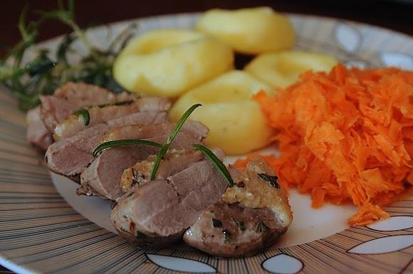Piersi z kaczki z rozmarynem