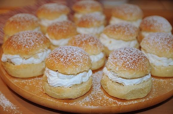 Semlor - szwedzkie bułeczki z kardamonem i kremem