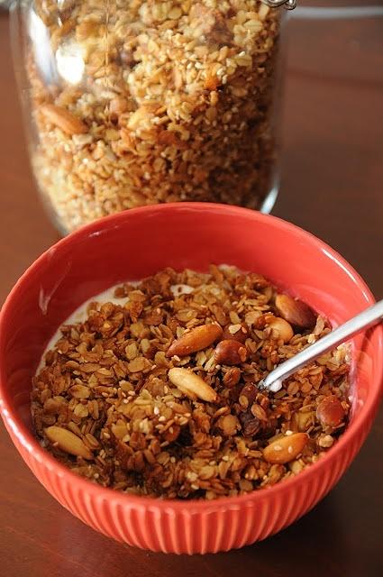 Granola miodowa z sezamem i migdałami
