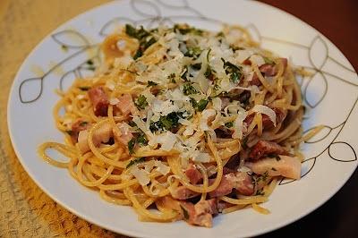 Carbonara - klasyczne danie z makaronu z jajkiem boczkiem czosnkiem