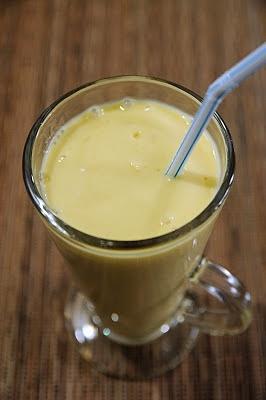 Koktajl mango-banan z płatkami jaglanymi