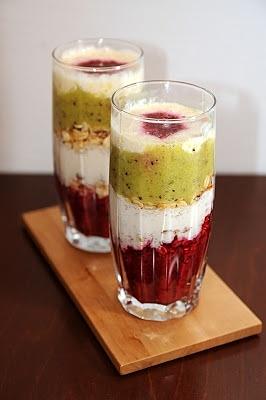 Deser z kiwi i truskawek z płatkami owsianymi
