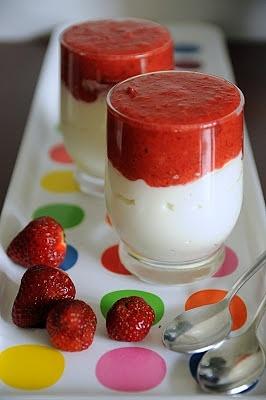 Deser z mascarpone i truskawkami z rabarbarem
