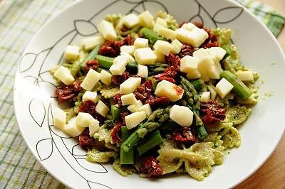 Makaron z pesto bazyliowym i szparagami