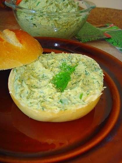 Zielona pasta jajeczna z koperkiem i natką pietruszki