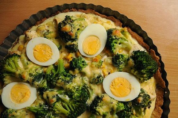 Tarta z kurczakiem, jajkiem i brokułami
