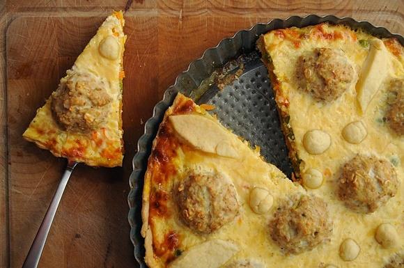 Tarta z mielonym mięsem, marchewką i groszkiem