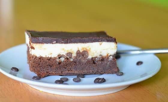 Sernik na brownie z czekoladowymi drobinkami