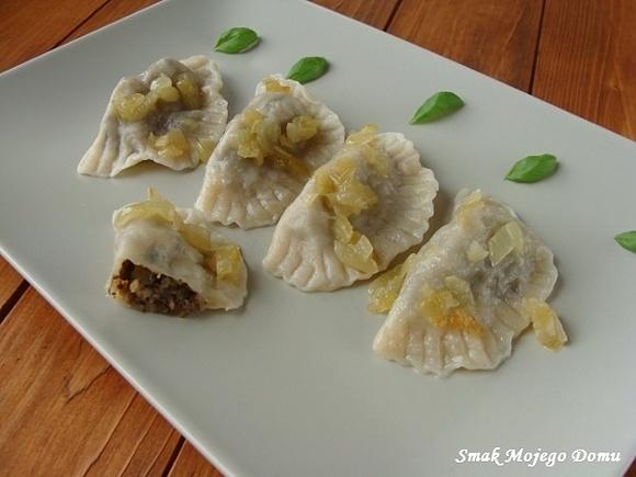 Pierogi z kaszą jaglaną i brązowymi pieczarkami